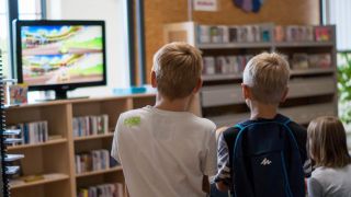 Zwei Jungs beobachten ein Nintendo-Spiel