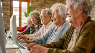 ältere Menschen am PC