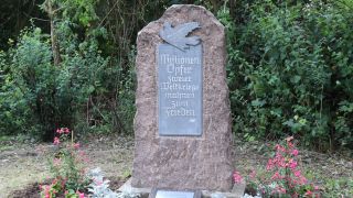 Gedenkstein in der Gasstraße erinnert an Vertreibung und Verlust der Heimat. 