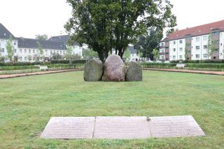 Zentral auf dem Platz befinden sich die Gedenksteine.