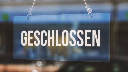 Schild auf dem geschlossen steht