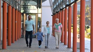Familie vor der Stadtverwaltung 
