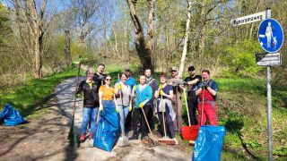 Mitarbeiter der Stadtverwaltung beim Frühjahrsputz