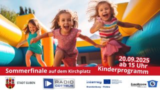 Lachende Kinder auf einer Hüpfburg