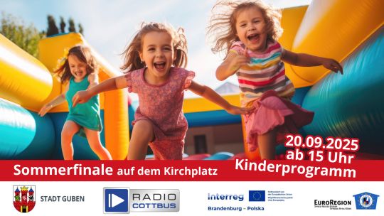 Lachende Kinder auf einer Hüpfburg